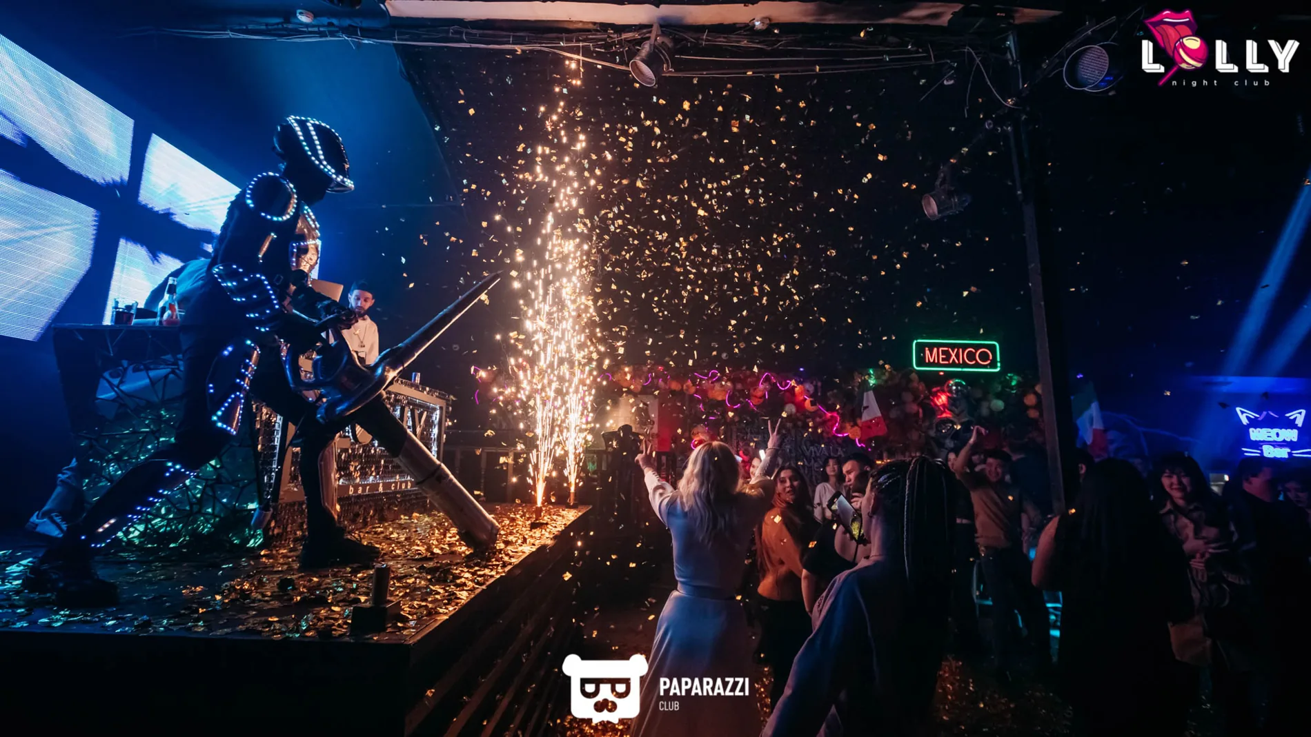 Синий свет и конфетти на танцполе