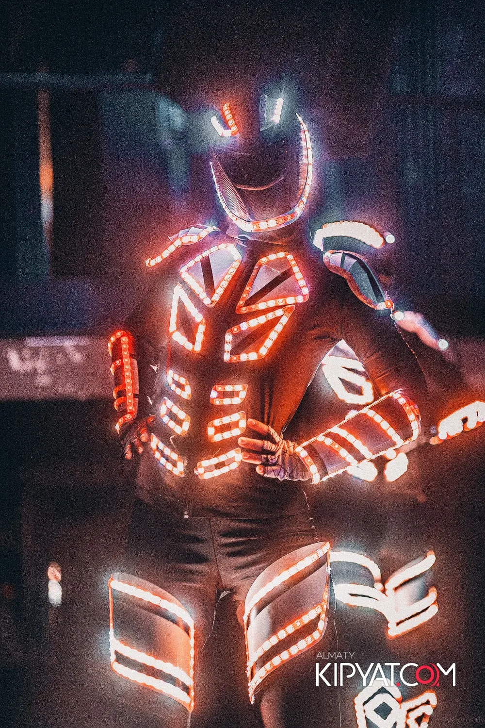 Артист Фрик Go-Go в оранжевом LED-костюме