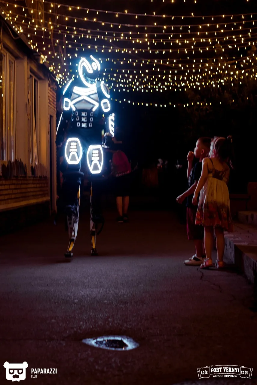 LED артист на джамперах на улице