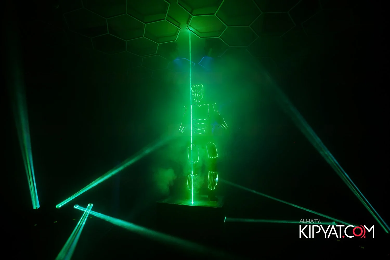 Шоу Laserman с зелёными лазерами на сцене